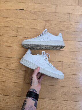 Veja | V-12 cream leather minimalist sporty sneakers | WMS 9